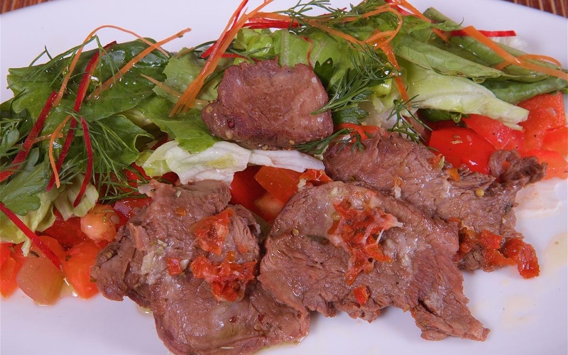 Салат с томленой говядиной, маринованными овощами и салатным миксом