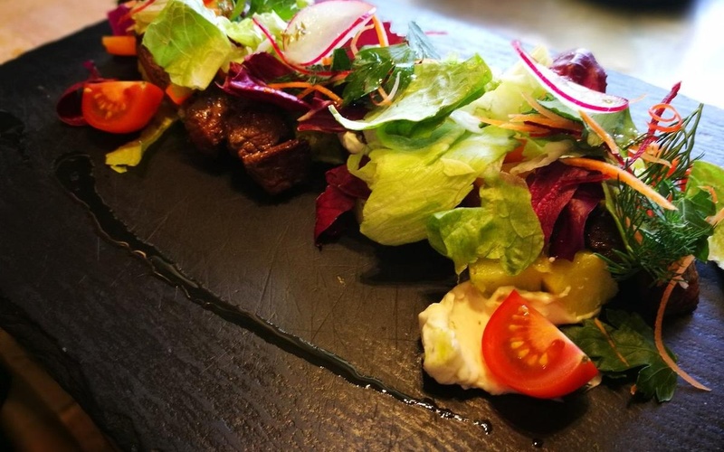 Хрустящий зеленый салат «Печка» с сочной мраморной говядиной, молодыми печёными корнеплодами с соусом Песто